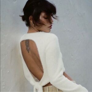 🤍 ZARA • cream faux fur open back crop top sweater with tie back detail